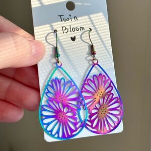 🌸 Twin Bloom Iridescent Flower Earrings – Rainbow Teardrop Boho Festival Jewelry